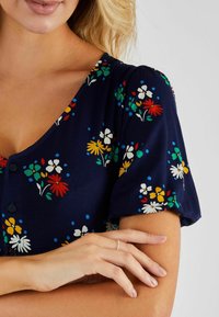JoJo Maman Bébé DITSY PRINT V-NECK REGULAR FIT - Tričkové šaty - navy blue floral
