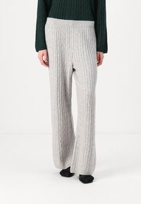 Pantaloni a gamba larga grigi in maglia cavo con un motivo a coste testurizzato e una comoda vita elasticizzata. Tessuto morbido con una vestibilità rilassata.