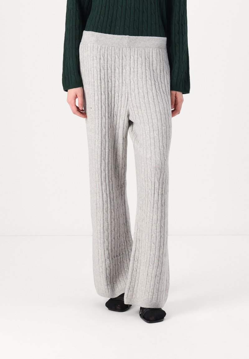 Pantaloni a gamba larga grigi in maglia cavo con un motivo a coste testurizzato e una comoda vita elasticizzata. Tessuto morbido con una vestibilità rilassata.