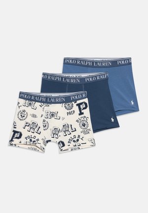 Τρία ζευγάρια boxer briefs Polo Ralph Lauren σε ναυτικό μπλε, μπλε και λευκό με ναυτικά μπλε λογότυπα και σχέδια στη μέση και στο ύφασμα.