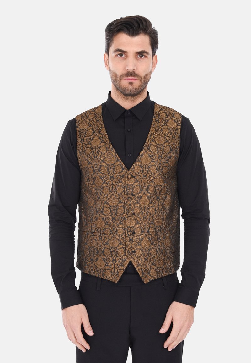 Gilet marrone a motivo con dettagli dorati ornati, caratterizzato da scollo a V, cinque bottoni e una vestibilità modellata, indossato sopra una camicia nera a maniche lunghe.