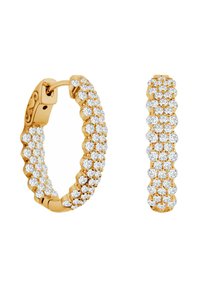 Złote kolczyki w kształcie obręczy z rzędem błyszczących cyrkonii, o teksturowanym wzorze i bezpiecznym zapięciu ułatwiającym zakładanie.
