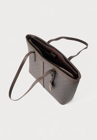 Καφέ τσάντα ώμου από υλικό με υφή, με δύο μακριές λουριά, κλείσιμο με φερμουάρ και εσωτερικές τσέπες με μπορντό φόδρα.