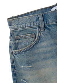 Hellblaue Jeans aus Denim mit einem verblassten Finish. Sie verfügen über abgenutzte Akzente, eine Fronttasche und Kontrastnähte entlang des Taillenbunds.