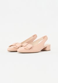 Rózsaszín, slingback stílusú cipők sima bőrfelülettel, hegyes orral és dekoratív masnival az elején; alacsony tömbsarkú.