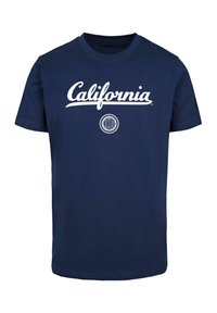 Námorně modré bavlněné tričko s krátkým rukávem, s bílým textem "California" a kulatým emblémem tištěným na hrudi.