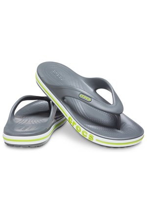 Sandales tongs Crocs grises avec des accents vert citron, semelle texturée et logo "crocs" sur les brides et les côtés.