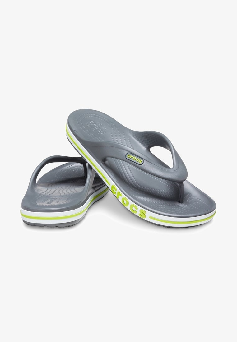 Sandales tongs Crocs grises avec des accents vert citron, semelle texturée et logo "crocs" sur les brides et les côtés.