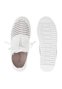 Zapatos blancos con un patrón de cuadros gris texturizado en la parte superior, punta redonda, diseño con cordones y una suela de goma blanca estriada.