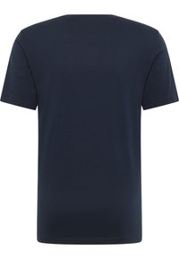 Tumesinine puuvillane t-särk ümmarguse kaelusega ja lühikeste varrukatega. Sile tekstuur, ilma mustrite või piltideta, loodud mugavaks ja vabaks kandmiseks.