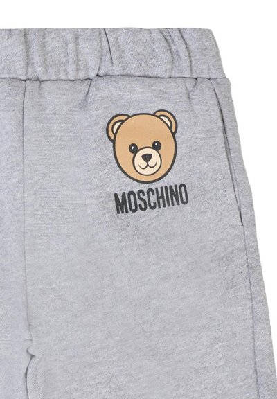Grijze sweatpants met elastische tailleband, voorzien van een berenafbeelding en "MOSCHINO" tekst in het zwart. Zachte stof met een gladde textuur.