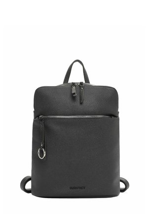 Schwarzer Leder-Rucksack mit strukturiertem Finish, ausgestattet mit einem oberen Griff, verstellbaren Trägern, einer vorderen Reißverschlusstasche und einem Logo an der Unterseite.