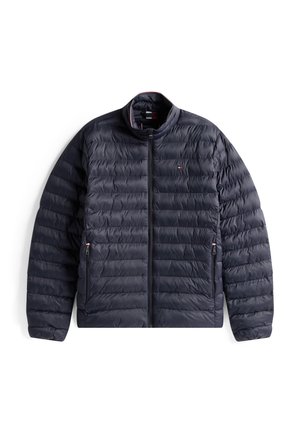 Marineblauwe doorgestikte jas met ritssluiting aan de voorkant, twee zijzakken met rits en een klein rood-wit-blauw logo op de linkerborst, plat neergelegd op een witte achtergrond.