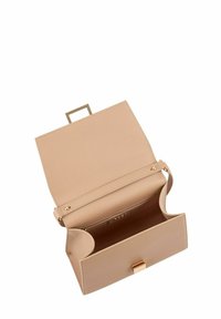 Beige leren handtas met een gestructureerde afwerking, rechthoekige vorm, gouden hardware en een bovenhandgreep. Het interieur bevat een ritsvak en ruimte voor essentiële spullen.