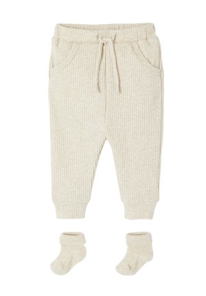 Beige Ripp-Toddler-Sweatpants mit elastischem Bund und Kordelzug, ausgestattet mit zwei Fronttaschen, kombiniert mit passenden Knöchelstrümpfen.