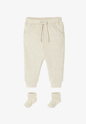 Beige Ripp-Toddler-Sweatpants mit elastischem Bund und Kordelzug, ausgestattet mit zwei Fronttaschen, kombiniert mit passenden Knöchelstrümpfen.