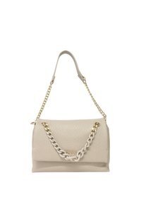 Sac à main en cuir couleur crème avec une finition texturée, anse en chaîne dorée, et un grand détail décoratif en chaîne crème sur le devant.