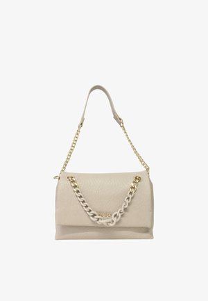 Sac à main en cuir couleur crème avec une finition texturée, anse en chaîne dorée, et un grand détail décoratif en chaîne crème sur le devant.