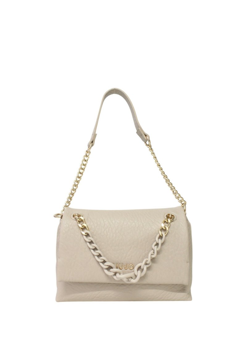 Sac à main en cuir couleur crème avec une finition texturée, anse en chaîne dorée, et un grand détail décoratif en chaîne crème sur le devant.