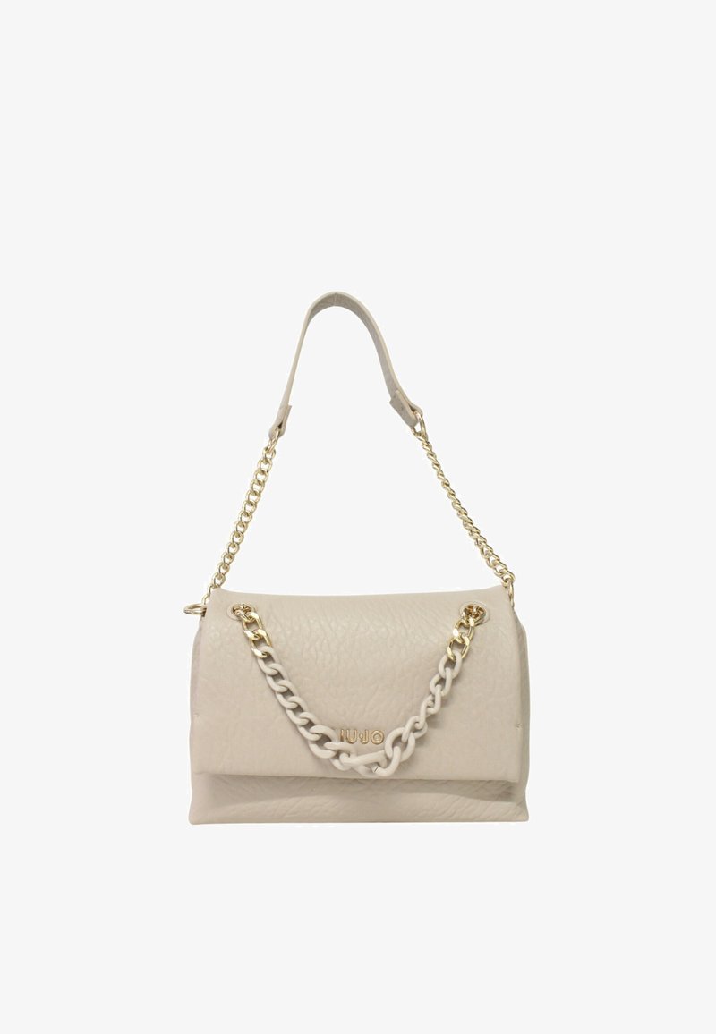 Sac à main en cuir couleur crème avec une finition texturée, anse en chaîne dorée, et un grand détail décoratif en chaîne crème sur le devant.