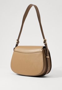 Borsa a tracolla in pelle marrone chiaro con pattina curva, tracolla regolabile marrone e hardware dorato. Texture liscia, design minimalista.