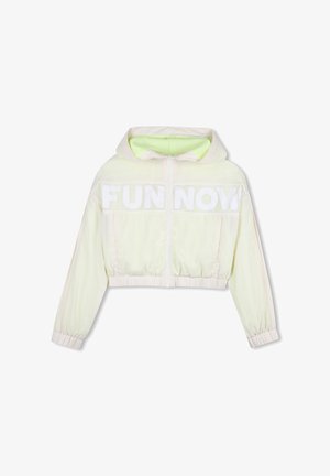 Gecropte lichtgele jas met capuchon. Voorzien van een witte "FUN NOW" opdruk op de borst, elastische manchetten en een mesh interieur.