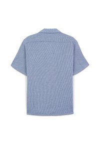 Camicia azzurra chiara a maniche corte con texture e colletto, vista da dietro su sfondo bianco.