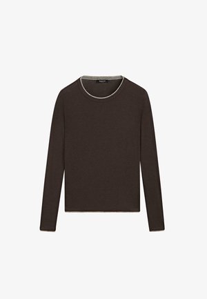 Bruine top met lange mouwen gemaakt van zachte stof, voorzien van een ronde halslijn en lichtgrijze biezen langs de kraag en zoom. Zonder patronen of accenten.