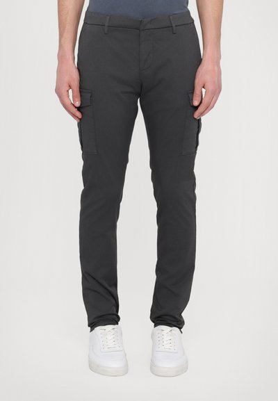 Pantaloni cargo pentru bărbați, slim fit, realizați din țesătură gri închis; au buzunare laterale, centură și picioare conice. Asortați cu adidași albi.