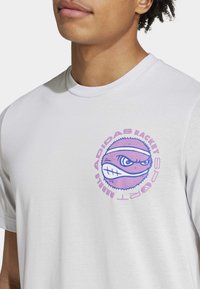adidas Performance RACKET SPORT REBELS GRAPHIC - Print T-shirt - dash grey