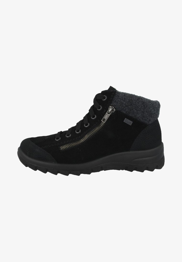 Scarpa mid-top in suede nero con chiusura a zip, colletto in felpa grigia, punta testurizzata e suola in gomma robusta per una buona aderenza.