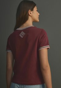 Next Triko s potiskem - burgundy red