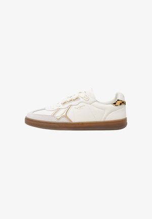 Sneaker bianca in pelle con suola in gomma marrone, dettagli oro e stampa leopardata sul tallone. Presenta chiusura con lacci e pannelli testurizzati.