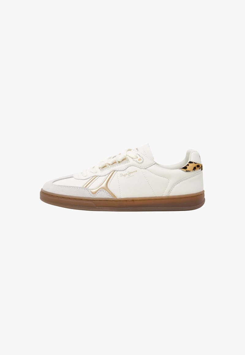 Sneaker bianca in pelle con suola in gomma marrone, dettagli oro e stampa leopardata sul tallone. Presenta chiusura con lacci e pannelli testurizzati.
