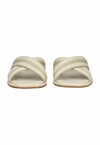 Beige kruisband instapsandalen met gestructureerde stoffen banden en een gladde voetbed; platte zool met minimale profiel details.