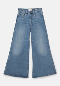 Jeans de mezclilla de tiro alto y pierna ancha en azul claro, con un diseño clásico de cinco bolsillos y un sutil efecto desgastado en toda la prenda.