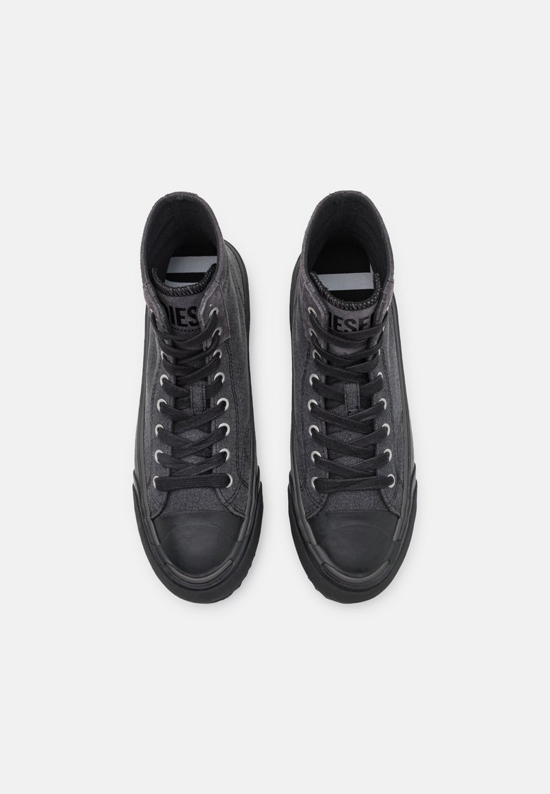 Zwarte hoge sneakers gemaakt van textuurstof en rubber, met metalen oogjes, zwarte veters en een logo op de tong.