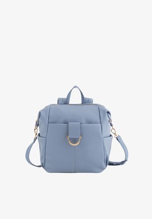 Mochila de piel de color azul claro con un acabado texturizado, que cuenta con un bolsillo delantero, acentos de hardware dorado y un asa superior con correa de hombro desmontable.