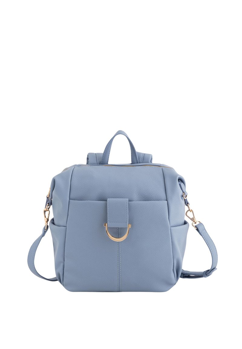 Mochila de piel de color azul claro con un acabado texturizado, que cuenta con un bolsillo delantero, acentos de hardware dorado y un asa superior con correa de hombro desmontable.