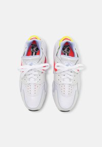 Nike Sportswear AIR HUARACHE - Sapatilhas - white/volt/bright crimson/black/light marine