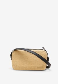 Bolso de paja tejido en color beige de forma rectangular. Cuenta con una correa de cuero negro y un detalle de cremallera. Superficie texturizada.
