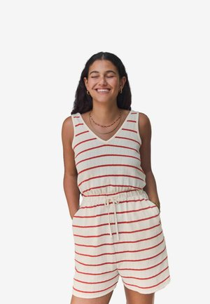 Rompers sans manches en crème avec des rayures horizontales rouges, présentant un décolleté en V, une taille élastique avec cordon de serrage et des poches latérales.