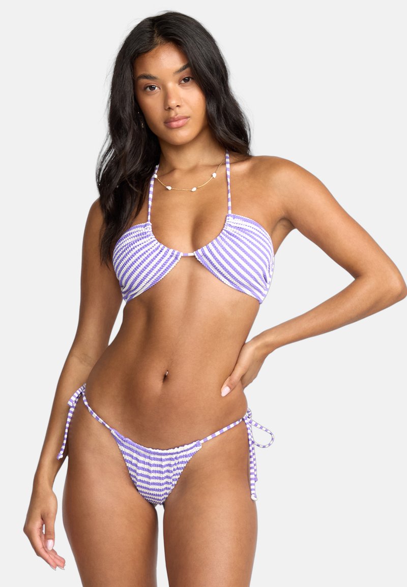 Gestreepte bikini in paars en wit, met een halternek top met verstelbare strikjes en een low-rise onderkant met zijsstrikjes.