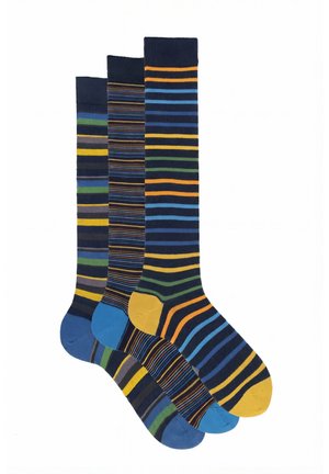 Tre calze lunghe fino al ginocchio con strisce orizzontali multicolori in blu, giallo, verde, arancione e nero, disposte sovrapposte su sfondo bianco.