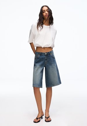 Bershka BAGGY  - BERMUDA JORTS   - Denimshorts - dark blue