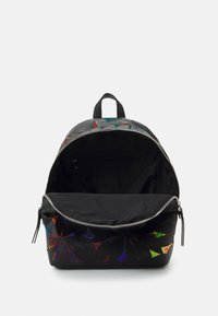 Musta reppu, jossa on geometrinen holografinen kuvio, vetoketjukiinnitys ja kangaskahva. Sisäpuoli on vuorattu mustalla materiaalilla ja siinä on tasku.