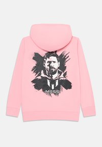 Sweat à capuche rose avec un imprimé graphique d'un visage d'homme et le texte "MESSI" en noir. Conçu avec une capuche et des poignets côtelés. Tissu doux.