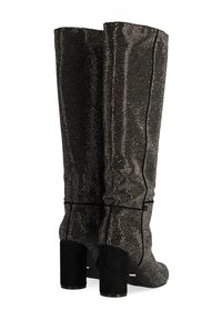 Bottes noires montantes avec un motif étincelant de strass, texture lisse et un talon bloc noir solide. Dos réglable avec détail de zip.