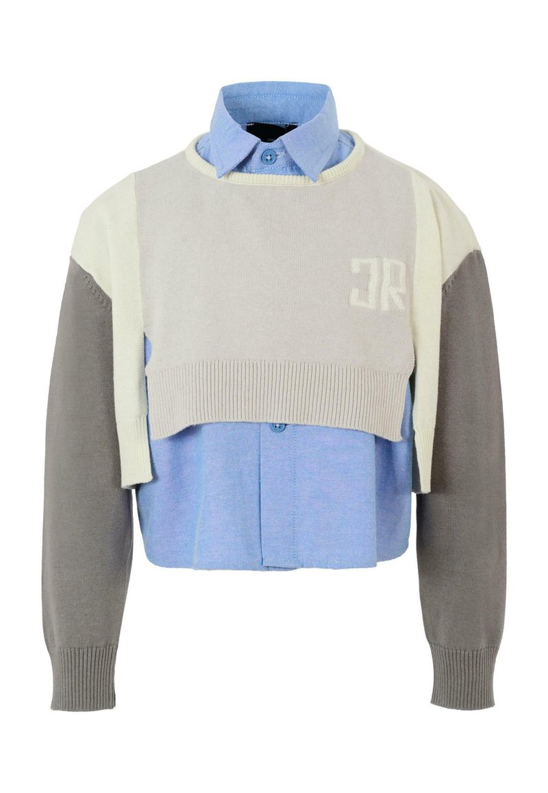 Maglione corto stratificato con parte superiore tricot grigio chiaro, accenti beige e una camicia colletto azzurra sottostante, con dettagli sui bottoni.