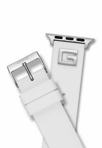 Correa de reloj de silicona blanca con hebilla de metal plateado. Presenta "GUESS" en relieve en la hebilla y un logotipo "G" en el extremo de la correa. Diseño texturizado.